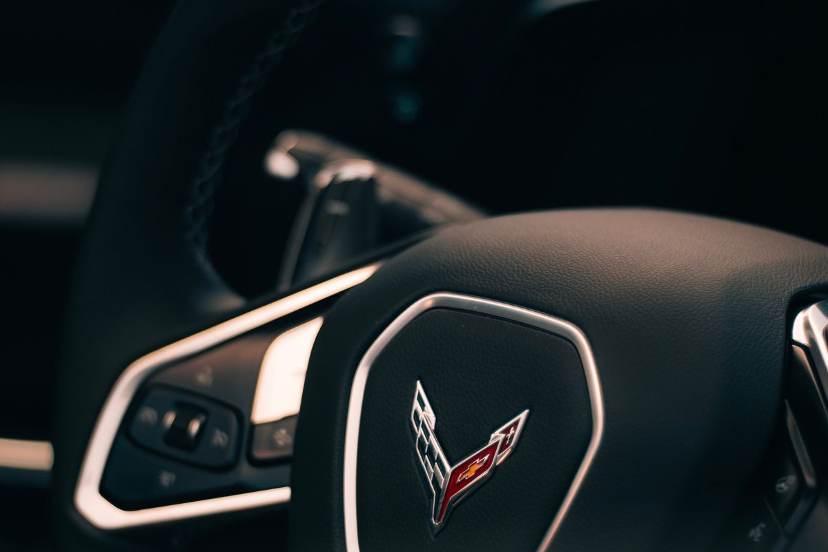 corvette-hire-24k-luxurious-events-wheel